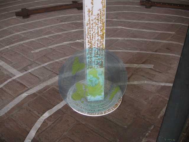 Il Mandala della Terra Verde in piccolo ai piedi del Peace Pole